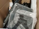 une boîte en carton remplie d'objets hétéroclites