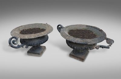 Paire de vases Médicis En fonte laquée noire - Photo 1