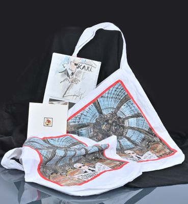 Karl LAGERFELD Deux tote-bags en coton blanc à décor imprimé…
