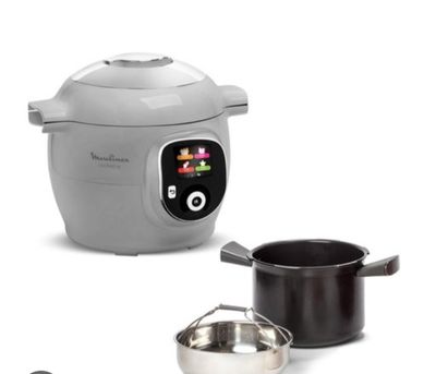 une photo d'un appareil électroménager de cuisine avec des casseroles et des poêles