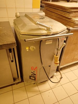 deux fours en acier inoxydable dans une cuisine dotée de nombreux plans de travail