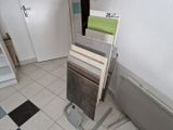 une photo montrant un présentoir d'échantillons de carrelage dans un magasin