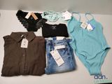 un tas de vêtements posés sur une table