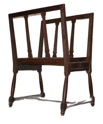 une paire de chaises anciennes en bois avec des dossiers tournés, sur fond blanc