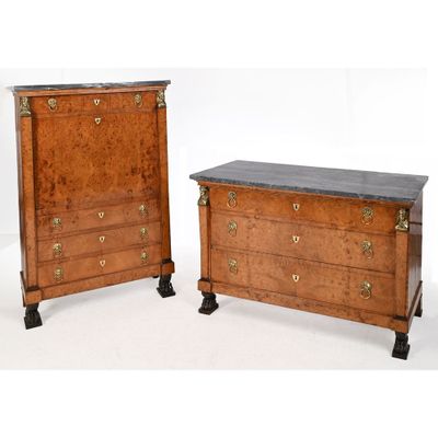 une paire de commodes en noyer et marbre datant de la fin du XIXe siècle