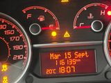un gros plan du tableau de bord d'une voiture sur lequel l'heure est affichée