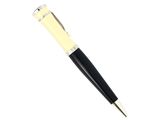 le stylo est noir et blanc, avec une pointe dorée