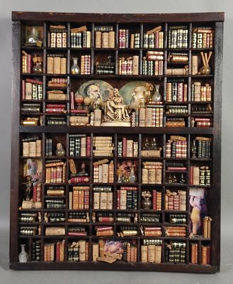 une étagère contenant beaucoup de livres