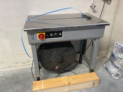 une machine posée sur le sol d'une pièce