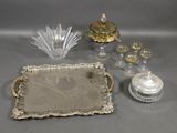 beaucoup d'objets en verre et en argent sur la table