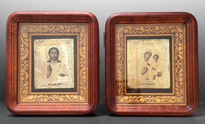 deux photos encadrées d'un homme et d'une femme sur une table