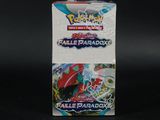 La boîte du jeu de cartes à collectionner Pokémon repose sur une surface noire.