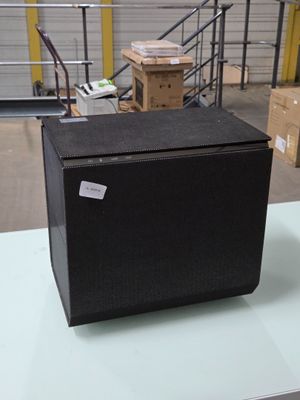 une boîte noire posée sur une table dans un entrepôt