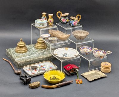 un grand nombre d'objets posés sur une table
