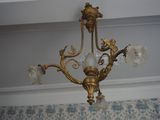 un lustre en or suspendu au plafond d'une pièce
