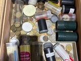 une boîte en bois remplie d'une multitude de produits de beauté de toutes sortes