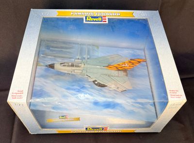 Sur la boîte, on voit l'image d'un avion de chasse volant dans le ciel