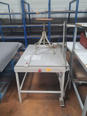 une table placée au milieu d'une pièce