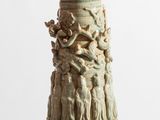 un vase surmonté d'un oiseau