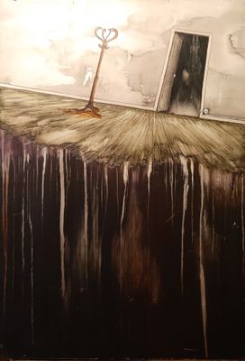 un tableau accroché au mur d'une pièce où l'on voit une porte et une clé