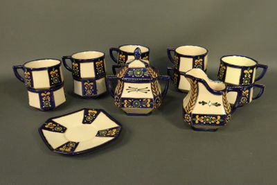 un grand nombre de tasses et de soucoupes posées sur une table