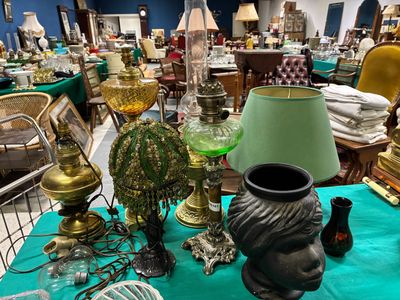 une table sur laquelle se trouvent de nombreux objets différents