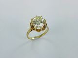 une image représentant une bague en or sertie d'un diamant blanc