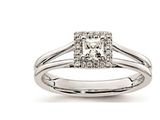 une bague de fiançailles en or blanc sertie d'un diamant taille coussin