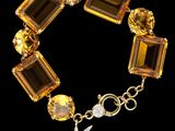 une photo d'un bracelet orné d'une breloque en forme d'étoile de mer et de pierres de citrine