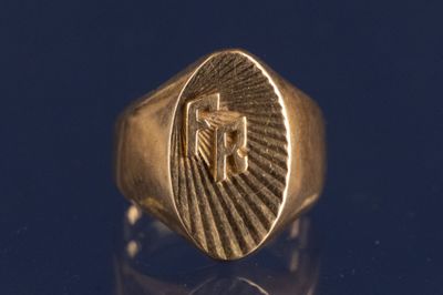 l'image d'une chevalière en or ornée d'une croix