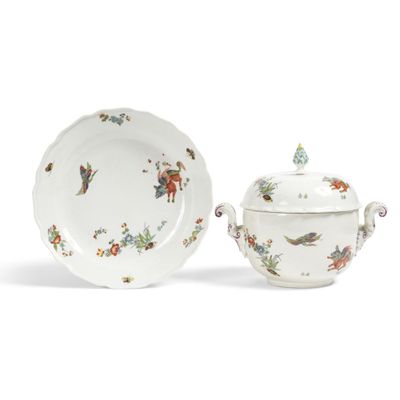 une image représentant une assiette blanche et un bol orné d'un oiseau