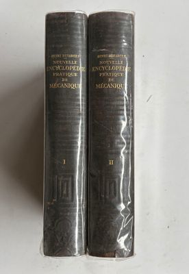 deux livres sont posés sur une surface blanche avec un fond blanc