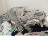 une pile de vêtements posée sur une table blanche