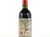 une bouteille de vin posée sur une table