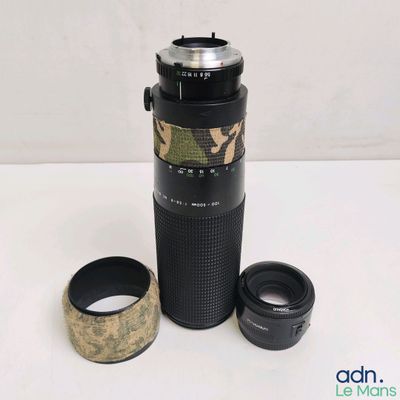 un objectif d'appareil photo et un cache-objectif posés sur une table