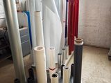 de nombreux rouleaux de papier d'emballage blanc et rouge posés sur un chariot