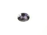 un gros plan d'un diamant violet sur une surface blanche