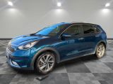 une voiture bleue est garée sur le sol à carreaux d'un garage