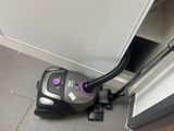 un aspirateur posé sur le sol à côté d'une porte