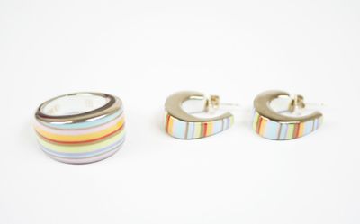 trois paires de boucles d'oreilles ornées de rayures colorées sur un fond blanc