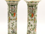 paire de vases chinois avec des oiseaux et des fleurs peints dessus