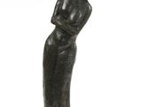 statue d'une femme tenant un bébé dans ses bras, sur fond blanc