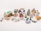 un grand nombre d'objets différents posés sur une table