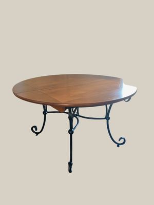 une image représentant une table en bois avec un piètement en métal et un plateau en bois