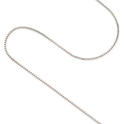 un gros plan d'un collier avec une chaîne sur fond blanc