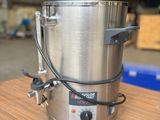 une photo d'une casserole en acier inoxydable posée sur une table en bois
