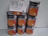 une pile de boîtes de conserve posée sur un plan de travail