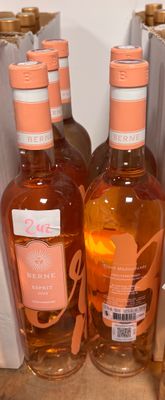 plusieurs bouteilles de vin posées sur le comptoir d'un magasin