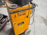 un chariot jaune chargé d'outils dans un garage