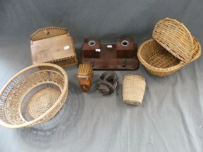de nombreux paniers en osier et d'autres objets posés sur une table